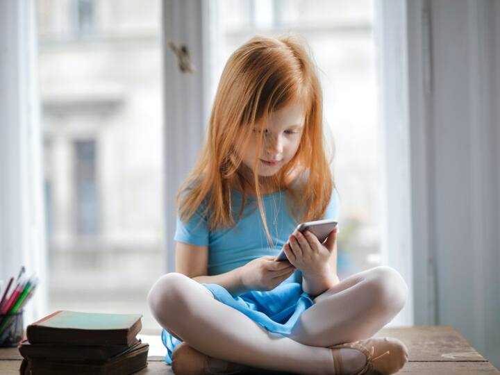 एवढ्या लहान वयात मोबाईलचा अतिवापर तुमच्या मुलाभोवती अनेक आजारांचा विळखा घालण्यास कारणीभूत ठरू शकतो.