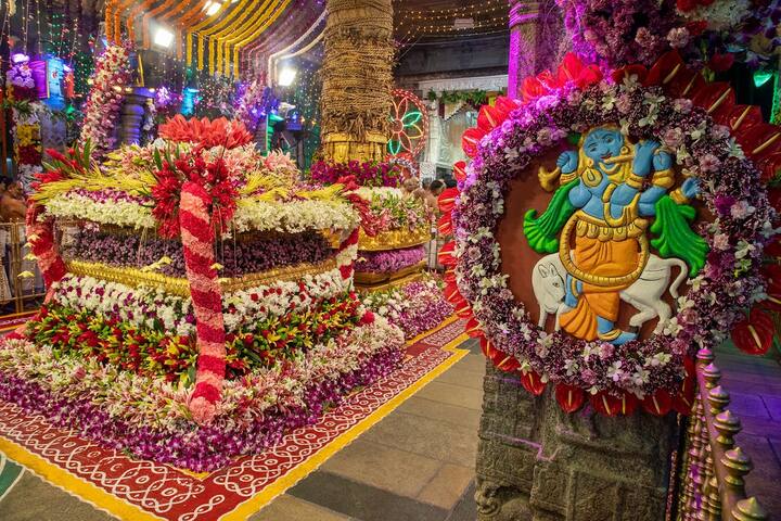 ముక్కోటి ఏకాదశి సందర్భంగా పుష్ప శోభ