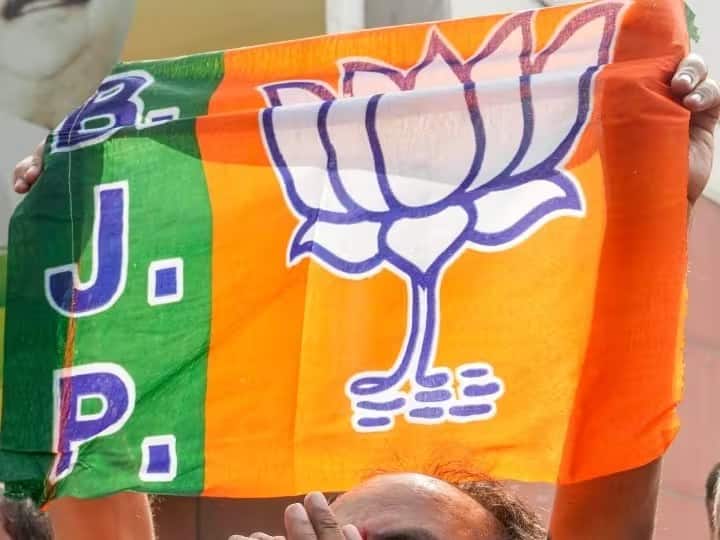 UP Bypoll 2024 bjp mla Ramdular Gaur Asutosh Tandon membership cancel on Duddhi seat UP Bypoll 2024: BJP विधायक की सदस्यता रद्द, यूपी में खाली हुई 2 विधानसभा सीट, फिर होगी सियासी जंग