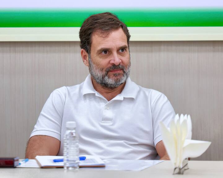 दिल्ली में बुधवार (20 दिंसबर) को कांग्रेस की अहम बैठक हुई, जिसमें कांग्रेस नेता राहुल गांधी मौजूद रहे.