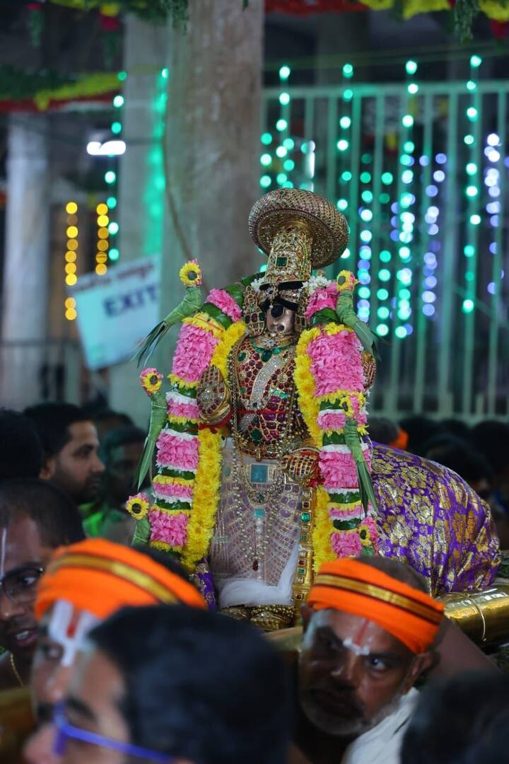 கிளி மாலை அணிந்து பக்தர்களுக்கு காட்சி அளித்த பெருமாள்