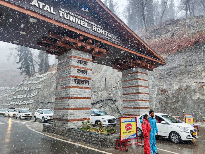 Himachal Pradesh Snowfall: हिमाचल प्रदेश के ऊपरी इलाकों में शनिवार को बर्फबारी हुई. मौसम विभाग ने बताया कि शुक्रवार रात से पश्चिमी विक्षोभ का असर देखा गया. ऐसे में बर्फबारी और बारिश की उम्मीद की है.