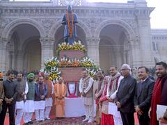 In Pics: चौधरी चरण सिंह की जयंती पर CM योगी ने किसानों को दिए ट्रैक्टर, देखें कार्यक्रम की तस्वीरें