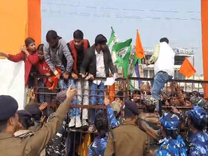 Bihar News: आरा में सीनेट की बैठक के दौरान छात्रों पर लाठीचार्ज, अपनी मांगों को लेकर कर रहे थे प्रदर्शन Bihar Police lathi charged students during Senate meeting in Patna Bihar News: आरा में सीनेट की बैठक के दौरान छात्रों पर लाठीचार्ज, अपनी मांगों को लेकर कर रहे थे प्रदर्शन