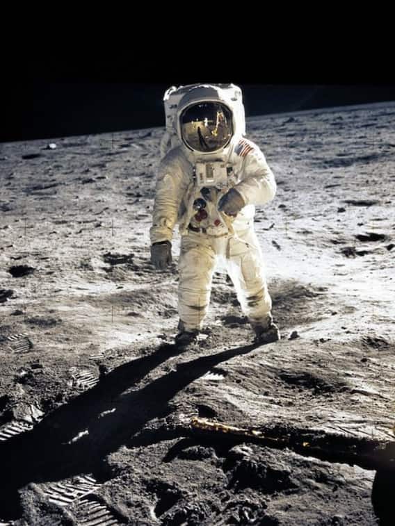 चांद पर कितना रह जाता है इंसान का वजन?