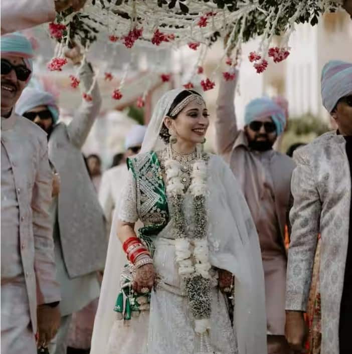 ਯੇ ਰਿਸ਼ਤਾ ਕਯਾ ਕਹਿਲਾਤਾ ਹੈ ਫੇਮ ਅਦਾਕਾਰਾ ਵਿਰੁਸ਼ਕਾ ਮਹਿਤਾ ਵੀ ਇਸ ਸਾਲ ਦੁਲਹਨ ਬਣ ਗਈ ਹੈ। ਉਸ ਦਾ ਵਿਆਹ ਆਪਣੇ ਬੁਆਏਫ੍ਰੈਂਡ ਸੌਰਭ ਗੇਡੀਆ ਨਾਲ ਹੋਇਆ ਹੈ। ਅਭਿਨੇਤਰੀ ਨੇ ਆਪਣੇ ਖਾਸ ਦਿਨ ਲਈ ਪੇਸਟਲ ਰੰਗ ਦਾ ਲਹਿੰਗਾ ਚੁਣਿਆ, ਜਿਸ 'ਚ ਉਹ ਖੂਬਸੂਰਤ ਲੱਗ ਰਹੀ ਸੀ।