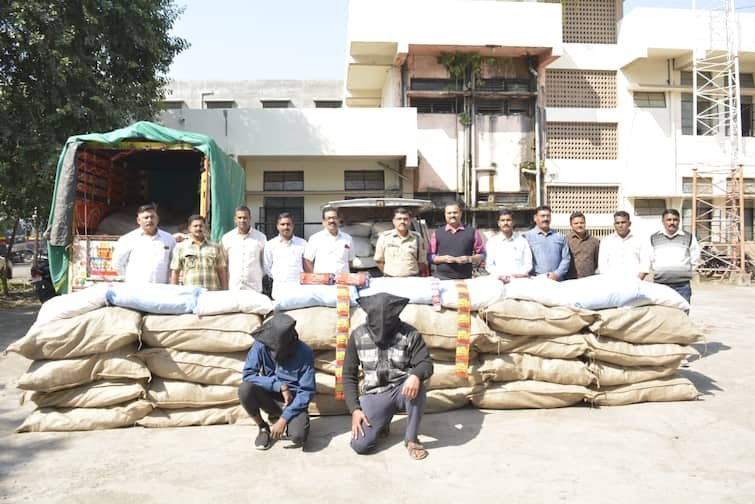 Dhule Crime News Police seized Gutkha in dhule gujarat marathi news गुजरातहून आलेला लाखोंचा गुटखा जप्त; धुळे स्थानिक गुन्हे शाखेची धडक कारवाई