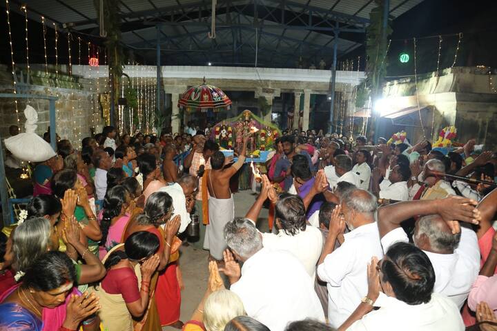 சொர்க்கவாசல் திறக்கப்பட்டபோது மக்களின் பக்திகோஷம் முழங்கியது.