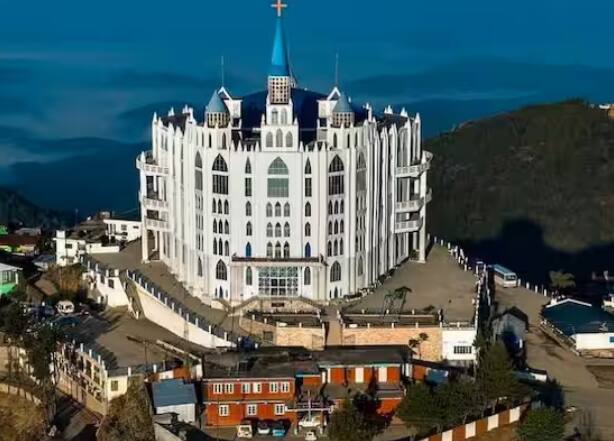 ਕ੍ਰਿਸਮਿਸ ਦਾ ਮਹੀਨਾ ਚੱਲ ਰਿਹਾ ਹੈ। ਖੈਰ, ਕ੍ਰਿਸਮਸ ਦਾ ਤਿਉਹਾਰ ਹੁਣ ਤੋਂ ਇੱਕ ਦਿਨ ਬਾਅਦ ਮਨਾਇਆ ਜਾਵੇਗਾ। ਅਸੀਂ ਤੁਹਾਨੂੰ ਕ੍ਰਿਸਮਸ ਦੇ ਤਿਉਹਾਰ ਦੌਰਾਨ ਦੱਸਣ ਜਾ ਰਹੇ ਹਾਂ। ਭਾਰਤ ਦੇ ਸਭ ਤੋਂ ਪੁਰਾਣੇ ਅਤੇ ਸਭ ਤੋਂ ਵੱਡੇ ਚਰਚ ਬਾਰੇ ਜਿੱਥੇ ਕ੍ਰਿਸਮਸ ਵਾਲੇ ਦਿਨ ਭਾਰੀ ਭੀੜ ਹੁੰਦੀ ਹੈ।