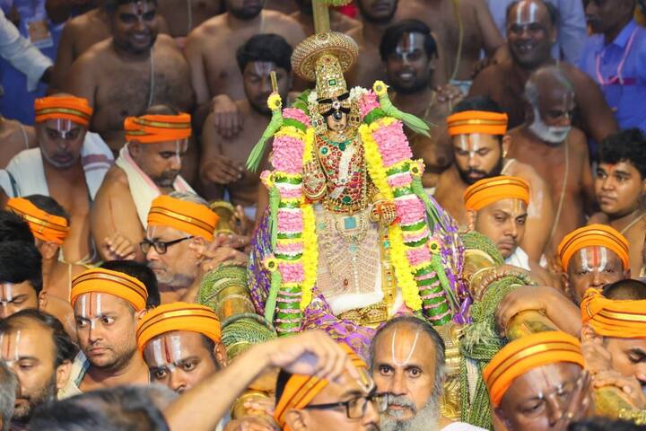 ராஜநடையில் பக்தர்களுக்கு காட்சி அளித்த பெருமாள்
