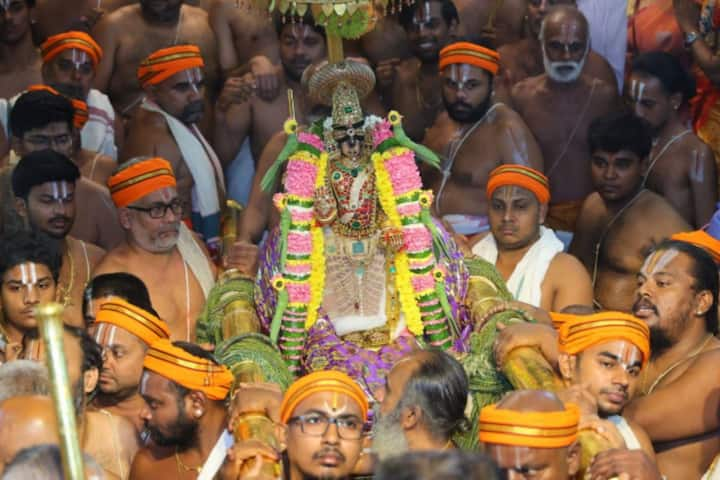 திருச்சி மாவட்டம் ஸ்ரீரங்கம் ரங்கநாதர் திருக்கோவிலில் வைகுண்ட ஏகாதேசியின் முக்கிய விழாவான சொர்க்கவாசல் திறப்பு இன்று அதிகாலை கோலாகலமாக நடைபெற்றது.