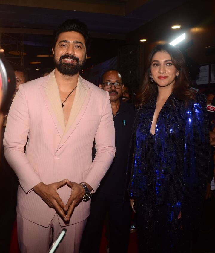 মুক্তি পেল দেব অভিনীত 'প্রধান'। প্রিমিয়ারে হাজির রইলেন অভিনেতা অভিনেত্রী থেকে শুরু করে ইন্ডাস্ট্রির অন্যান্য কলাকুশলীরাও। এদিন রুক্মিণী মৈত্রের সঙ্গে পার্টিতে আসেন দেব।