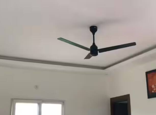 ਗਰਮੀਆਂ ਦੇ ਮੌਸਮ ਵਿੱਚ ਘਰਾਂ ਵਿੱਚ ਪੱਖੇ ਦਾ ਹੋਣਾ ਬਹੁਤ ਜ਼ਰੂਰੀ ਹੈ। ਕਿਉਂਕਿ ਭਾਰਤ ਵਿੱਚ ਹਰ ਕੋਈ ਅਜਿਹੀਆਂ ਚੀਜ਼ਾਂ ਖਰੀਦਣਾ ਅਫੋਰਡ ਨਹੀਂ ਕਰ ਸਕਦਾ। ਅਜਿਹੇ 'ਚ ਪੱਖੇ ਨਾਲ ਕੰਮ ਚਲਾਉਣਾ ਪੈਂਦਾ ਹੈ।