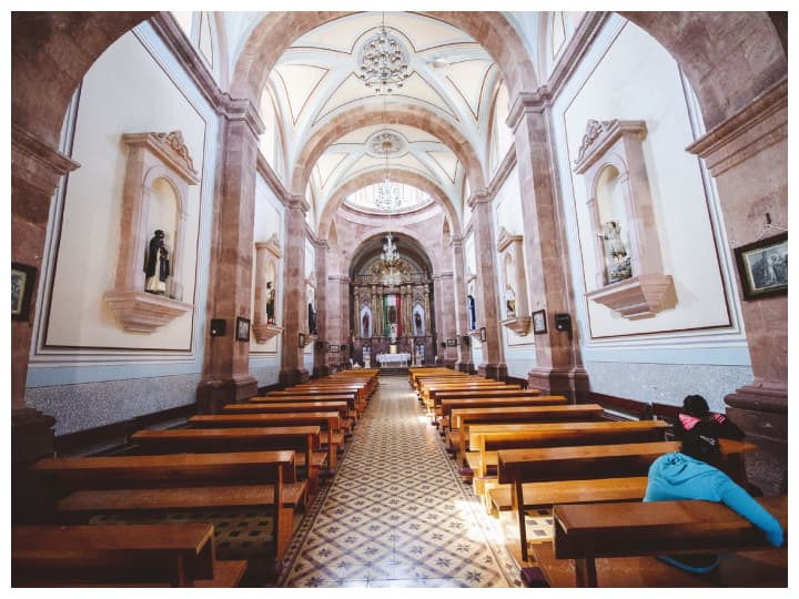 क्रिसमस कैरोल के गीत भी इन चर्चों में बजते रहते हैं जो माहौल को और भी आनंदमय बना देते हैं.आइए जानते हैं इन चर्चों के बारे में...