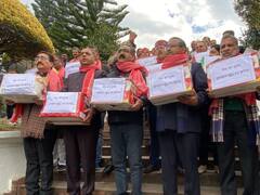 हिमाचल विधानसभा में सेब बागवान बने BJP विधायक, अनोखे अंदाज में कांग्रेस को दिलवाई गारंटी की याद