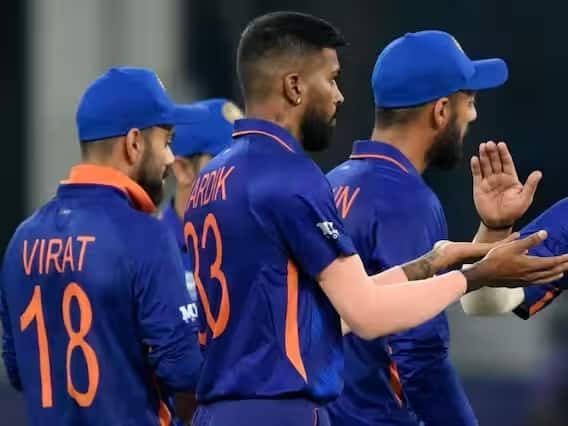 ભારત સહિત સમગ્ર વિશ્વમાં ક્રિકેટને પસંદ કરવામાં આવે છે. લોકો ક્રિકેટરોને પણ ખૂબ પસંદ કરે છે, પરંતુ શું તમે જાણો છો કે મેચ દરમિયાન ખેલાડીઓ જે જર્સી પહેરે છે તેના પર નંબર કેવી રીતે લખે છે. તમને જણાવી દઈએ કે, ક્રિકેટરોને જર્સી કે ટી-શર્ટ નંબર આપવામાં ભારતીય ક્રિકેટ કંટ્રોલ બોર્ડ અને ઈન્ટરનેશનલ ક્રિકેટ કાઉન્સિલની કોઈ ભૂમિકા નથી. ભારત સહિત તમામ દેશોના ક્રિકેટરો પોતાની જર્સી કે ટી-શર્ટ પસંદ કરે છે.