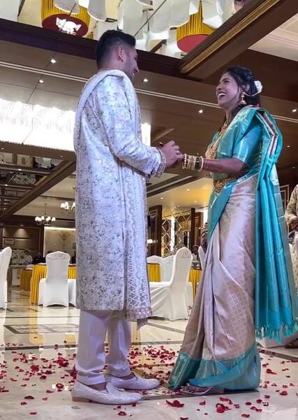 ਸੀਐਸਕੇ ਦੇ ਖਿਡਾਰੀ ਤੁਸ਼ਾਰ ਨੇ ਸੋਸ਼ਲ ਮੀਡੀਆ ਰਾਹੀਂ ਪ੍ਰਸ਼ੰਸਕਾਂ ਨਾਲ ਆਪਣੇ ਵਿਆਹ ਦੀ ਜਾਣਕਾਰੀ ਸਾਂਝੀ ਕੀਤੀ ਹੈ। ਉਨ੍ਹਾਂ ਨੇ ਆਪਣੀ ਪਤਨੀ ਨਾਭਾ ਨਾਲ ਕੁਝ ਤਸਵੀਰਾਂ ਵੀ ਸ਼ੇਅਰ ਕੀਤੀਆਂ ਹਨ। ਤੁਸ਼ਾਰ ਦੇ ਵਿਆਹ 'ਚ ਕਰੀਬੀ ਰਿਸ਼ਤੇਦਾਰਾਂ ਦੇ ਨਾਲ-ਨਾਲ ਕੁਝ ਦੋਸਤਾਂ ਨੂੰ ਵੀ ਬੁਲਾਇਆ ਗਿਆ ਸੀ।