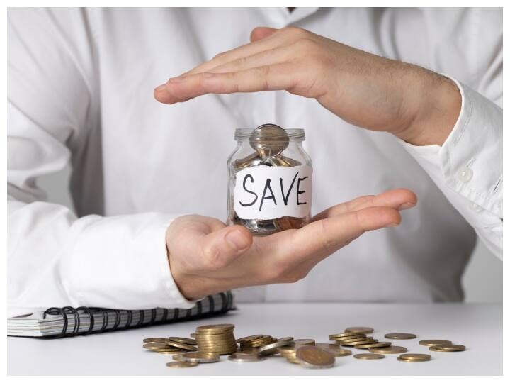 पब्लिक प्रोविडेंड फंड: यह ब्याज एक विशेष तरीके से दिया जाता है जिसे कंपाउंडिंग कहते हैं. इसका मतलब यह है कि ब्याज आपकी मूल जमा राशि पर जुड़ता चला जाता है. उदाहरण के लिए, अगर आपने 1 लाख रुपये जमा किए और ब्याज दर 7.1% है, तो पहले साल के अंत में आपको 7,100 रुपये का ब्याज मिलेगा.दूसरे साल में यह ब्याज आपकी मूल जमा राशि 1 लाख पर नहीं बल्कि 1 लाख + 7,100 = 1,07,100 रुपये पर लगाया जाएगा. इस तरह ब्याज बढ़ता चला जाता है और आपको ज्यादा फायदा होता है. यह कंपाउंडिंग का प्रभाव होता है जिससे लंबे समय में ब्याज की राशि बढ़ जाती है