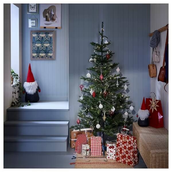 Christmas 2023: લોકો આખું વર્ષ દરમિયાન વર્ષના છેલ્લા તહેવાર ક્રિસમસની રાહ જોતા હોય છે. લોકો આ દિવસની તૈયારીઓ ઘણા દિવસો પહેલાથી જ શરૂ કરી દે છે. ચાલો જાણીએ ક્રિસમસ પર ઘરને કઈ વસ્તુઓથી સજાવવું. તેમજ શા માટે ક્રિસમસ ટ્રીને સજાવવામં આવે