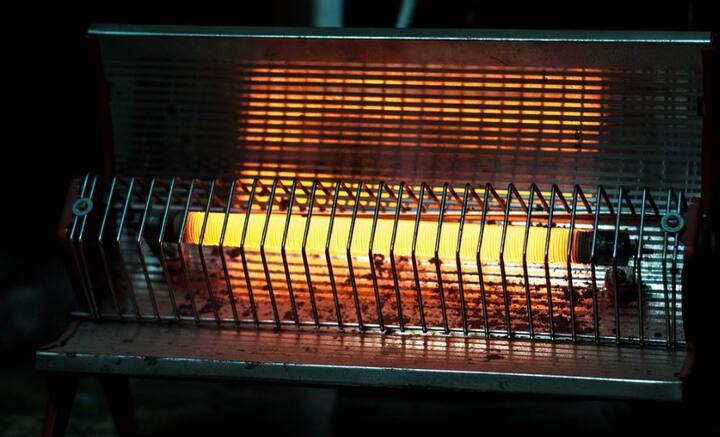 বাড়িতেই থাকুন বা বেড়াতে যান, প্রচণ্ড ঠান্ডায় রুম হিটার না হলে চলে না আমাদের। বিদ্যুৎচালিত রুম হিটার হয় যেমন, তেমনই গ্যাস হিটার, ইনফ্র্যারেড হিটারও হয়। তবে অত্যধিক রুম হিটার ব্যবহারে শরীরে নেতিবাচক প্রভাব পড়ে। কী সাবধানতা অবলম্বন করবেন জানুন। ছবি:পিক্সাবে।