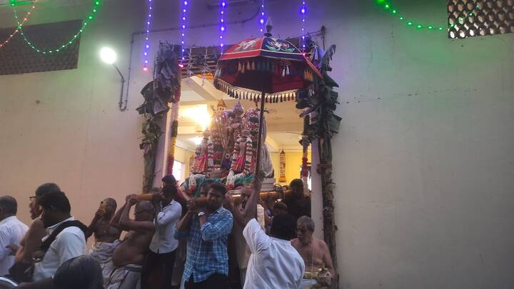 தஞ்சை நாலுகால் மண்டபம் பகுதியில் உள்ள பிரசன்ன வெங்கடேச பெருமாள் கோவிலில் வைகுண்ட ஏகாதசி விழாவையொட்டி சொர்க்கவாசல் திறப்பு நடைபெற்றது.