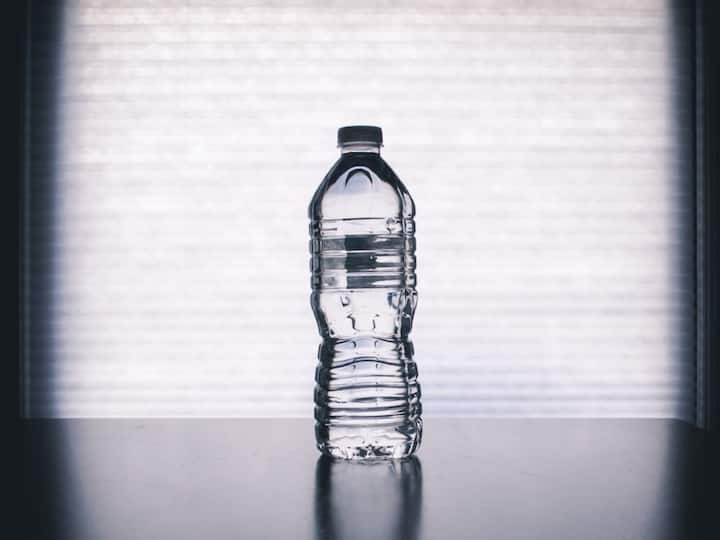 प्लास्टिकच्या बाटल्यांमध्ये पाणी प्यायल्याने शरीराला अनेक आजार होऊ शकतात. प्लॅस्टिक निसर्ग आणि आरोग्य या दोन्हीसाठी हानिकारक आहे.