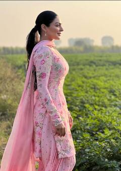 Neeru Bajwa: ਨੀਰੂ ਬਾਜਵਾ ਦੇ ਚਿਹਰੇ ਦੀ ਚਮਕ ਮੋਹ ਰਹੀ ਫੈਨਜ਼ ਦਾ ਦਿਲ, ਯੂਜ਼ਰਸ ਬੋਲੇ- 'ਕੁੜੀ ਪੰਜਾਬ ਦੀ...'
