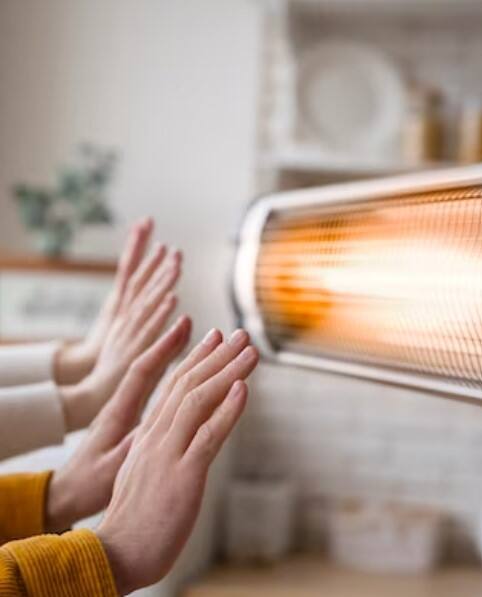 ਕਮਰੇ 'ਚ ਹੀਟਰ ਨੂੰ ਜ਼ਿਆਦਾ ਦੇਰ ਤੱਕ ਚਾਲੂ ਰੱਖ ਕੇ ਨਹੀਂ ਸੌਣਾ ਚਾਹੀਦਾ। ਖ਼ਾਸਕਰ ਬੱਚਿਆਂ ਨੂੰ ਕਦੇ ਵੀ ਰੂਮ ਹੀਟਰ ਚਾਲੂ ਰੱਖ ਕੇ ਨਹੀਂ ਸੌਣਾ ਚਾਹੀਦਾ। ਕਾਰਬਨ ਮੋਨੋਆਕਸਾਈਡ, ਰੂਮ ਹੀਟਰ ਤੋਂ ਨਿਕਲਣ ਵਾਲੀ ਗੈਸ, ਇੱਕ ਸਾਇਲਟ ਕਿਲਰ ਹੈ ਜੋ ਸਰੀਰ ਲਈ ਬਹੁਤ ਨੁਕਸਾਨਦੇਹ ਸਾਬਤ ਹੋ ਸਕਦੀ ਹੈ।