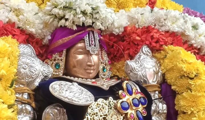 இது சீனிவாசப் பெருமாள் கோயில் என்றும் வானமுட்டிப் பெருமாள் திருக்கோயில் என்றும் அழைக்கப்படுகிறது என்பது குறிப்பிடதக்கது.