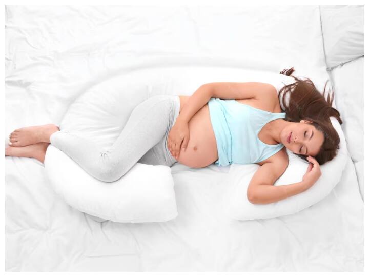 प्रेगनेंसी में शरीर में अतिरिक्त प्रोजेस्ट्रोन हार्मोन बनता है जो सोडियम और फ्लूइड को रिटेन करने लगता है. इसके अलावा बढ़ते हुए यूटरस भी वेन्स पर दबाव डालता है जिससे खून का प्रवाह बाधित होता है. यही कारण है कि प्रेगनेंसी में शरीर के निचले हिस्से यानी पैरों में सूजन आ जाती है.