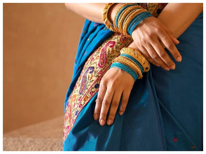 पटोला साड़ी पटोला साड़ी गुजरात की एक खास साड़ी है जिसे गुजराती में 'पटोलु' कहा जाता है. यह एक पारंपरिक साड़ी है जो पाटन और राजकोट जैसे गुजराती शहरों में बुनी जाती है.