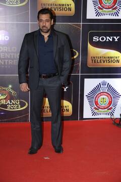 Umang Police Show: ब्लैक साड़ी में माधुरी दीक्षित ने दिखाया जलवा, तो फ्यूजन लुक में कहर ढहाती दिखीं शिल्पा शेट्टी, देखें बाकी सितारों का लुक