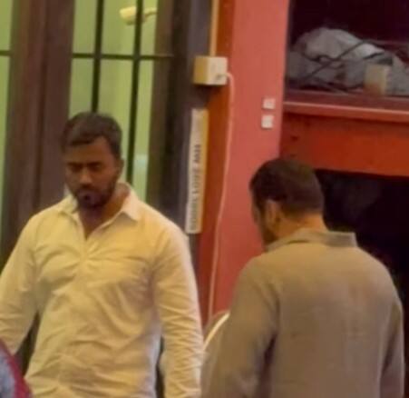 वहीं भाई की शादी में शामिल होने के लिए सलमान खान भी पहुंच चुके हैं.