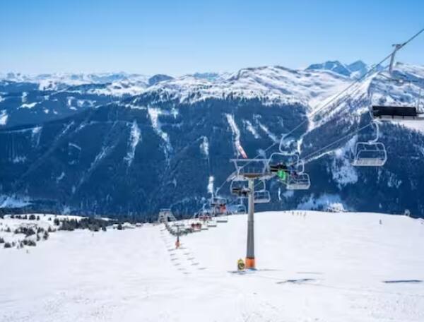 ਤੁਸੀਂ ਕਸ਼ਮੀਰ ਵਿੱਚ ਸੋਨਮਰਗ ਜਾ ਸਕਦੇ ਹੋ। ਇਸ ਨੂੰ ਦੁਨੀਆ ਦੀਆਂ ਸਭ ਤੋਂ ਖੂਬਸੂਰਤ ਥਾਵਾਂ ਵਿੱਚੋਂ ਇੱਕ ਮੰਨਿਆ ਜਾਂਦਾ ਹੈ। ਇੱਥੇ ਤੁਸੀਂ ਬਰਫਬਾਰੀ ਦੇ ਨਾਲ-ਨਾਲ ਸਨੋਬੋਰਡਿੰਗ ਦਾ ਵੀ ਆਨੰਦ ਲੈ ਸਕਦੇ ਹੋ।