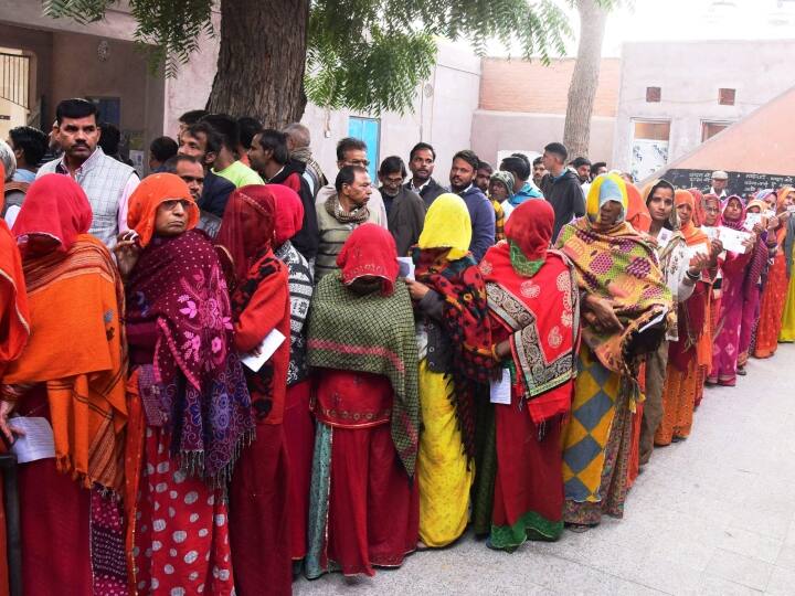 ऐसे में कहा जा सकता है कि शिवराज सिंह चौहान और वसुंधरा राजे को सीएम नहीं बनाने के बीजेपी के फैसले के साथ ज्यादातर लोग हैं.