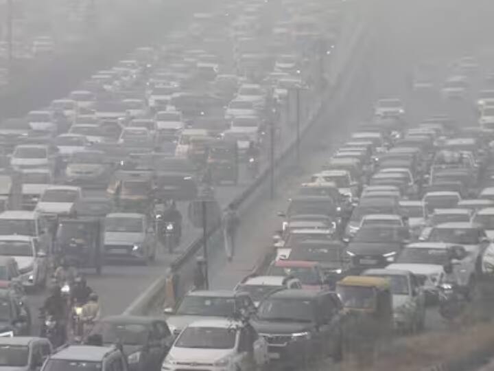 Delhi Weather today Update Dense fog cold wave low visibility in Delhi brakes speed of vehicles IMD update. Delhi Weather:  घने कोहरे से ढकी दिल्ली, कम विजिबिलिटी से वाहनों की रफ्तार पर ब्रेक, जानें IMD अपडेट