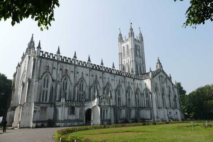 কলকাতার সেন্ট পলস ক্যাথেড্রাল চার্চ এশিয়ার প্রথম গির্জা যা একজন সাধুর নামে নামকরণ করা হয়েছিল। ১৮৪৭ সালে নির্মিত এই গির্জাটি গথিক স্থাপত্যের একটি অনন্য উদাহরণ।