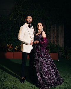 Shrenu Parikh Pics: कभी दिए रोमांटिक पोज...तो कभी पति संग जमकर नाचीं श्रेनु पारिख, एक्ट्रेस ने शेयर की सगाई की अनदेखी तस्वीरें