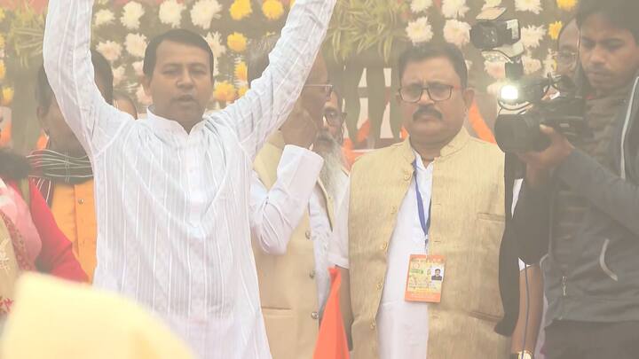 বড় মঞ্চের নিচে যে ছোট মঞ্চ তৈরি হয়েছে, সেখানে সাংস্কৃতিক অনুষ্ঠান  হবে।