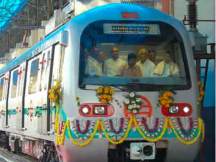 दिल्ली मेट्रो रेल सेवा का उद्घाटन तत्कालीन प्रधानमंत्री अटल बिहारी वाजपेई द्वारा किया गया था. दिल्ली मेट्रो कुल 12 लाइनों पर अपनी सेवाएं देती है. इसमें कुल 286 मेट्रो स्टेशन शामिल हैं.