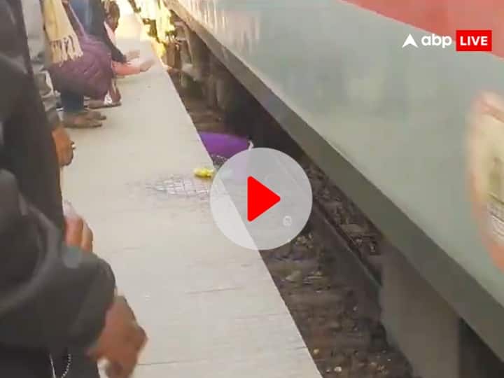 Vikramshila train passes over mother and two children on platform of Barh railway station VIDEO: बाढ़ रेलवे स्टेशन के प्लेटफॉर्म पर से गिरे मां और उसके दो बच्चे, ऊपर से गुजरी ट्रेन, बाल-बाल बची जान