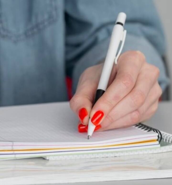 নজরদারির তৃতীয় পর্যায়ের নাম বায়ো। এক্ষেত্রে অ্যাডমিট কার্ড, আইডি প্রুফ খতিয়ে দেখার পাশাপাশি, বায়োমেট্রিক তথ্য ও ফেসিয়াল রিকগনিশন মিলিয়ে দেখা হচ্ছে।