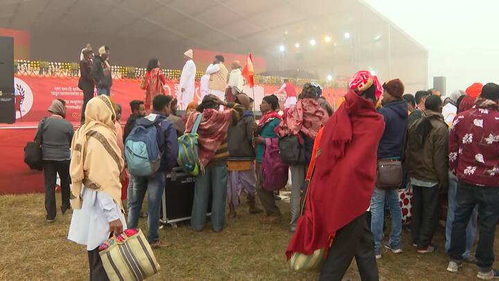 ব্রিগেডে আজ লক্ষ কণ্ঠে গীতা পাঠ। পড়া হবে গীতার ৫টি অধ্যায়।শঙ্খধ্বনি ছাড়াও রয়েছে সাংস্কৃতিক অনুষ্ঠান।