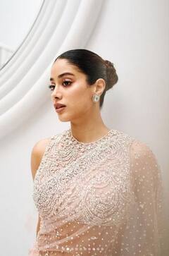 Janhvi Kapoor: ਜਾਹਨਵੀ ਕਪੂਰ ਨੇ ਸਾੜੀ 'ਚ ਦਿਖਾਈ ਆਪਣੀ ਖੂਬਸੂਰਤੀ, ਤਸਵੀਰਾਂ ਦੇਖ ਉੱਡ ਗਏ ਫੈਨਜ਼ ਦੇ ਹੋਸ਼