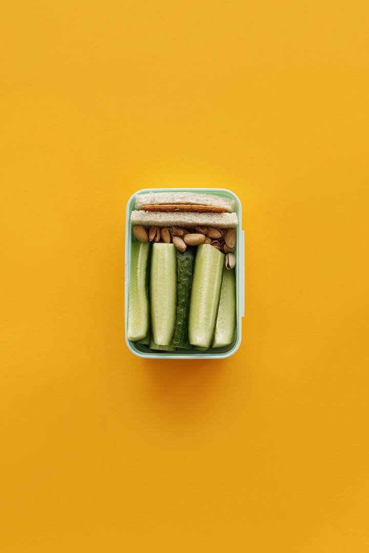 இவை ஏதுமில்லாமல் எளிமையாக டிஃபன் பாக்ஸ் துர்நாற்றம் போக்க இன்னொரு வழியும் இருக்கிறது. அதாவது ஒரு துண்டு லவங்கப்பட்டை எடுத்து அதனை தண்ணீரில் போட்டு 5 நிமிடங்கள் கொதிக்கவிட்டு அந்தத் தண்ணீரை டிஃபன் பாக்ஸில் ஊற்றிவைக்கவும். அது ஆறியவுடன் பின்னர் வெதுவெதுப்பான தண்ணீர் கொண்டு சுத்தம் செய்யவும்.