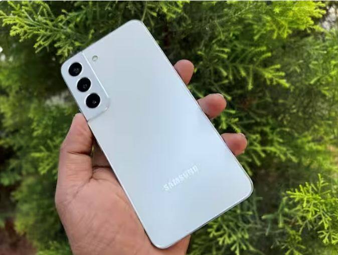 Samsung Galaxy S22: ਸੈਮਸੰਗ ਦੇ ਇਸ ਫੋਨ 'ਚ ਤੁਹਾਨੂੰ 15 ਵਾਟ ਵਾਇਰਲੈੱਸ ਚਾਰਜਿੰਗ, 25 ਵਾਟ ਵਾਇਰਡ ਚਾਰਜਿੰਗ ਦੇ ਨਾਲ 3700 mAh ਦੀ ਬੈਟਰੀ ਮਿਲਦੀ ਹੈ। ਫੋਟੋਗ੍ਰਾਫੀ ਲਈ, ਫੋਨ ਵਿੱਚ 50 MP ਵਾਈਡ ਕੈਮਰਾ, 10 MP ਟੈਲੀਫੋਟੋ ਕੈਮਰਾ ਅਤੇ 12 MP ਅਲਟਰਾਵਾਈਡ ਕੈਮਰਾ ਹੈ। ਇਹ ਸਮਾਰਟਫੋਨ ਸਨੈਪਡ੍ਰੈਗਨ 8 ਜਨਰਲ 1 ਪ੍ਰੋਸੈਸਰ, 6.1 ਇੰਚ ਡਿਸਪਲੇਅ ਅਤੇ ਗੋਰਿਲਾ ਗਲਾਸ ਵਿਕਟਸ+ ਸੁਰੱਖਿਆ ਨਾਲ ਆਉਂਦਾ ਹੈ।