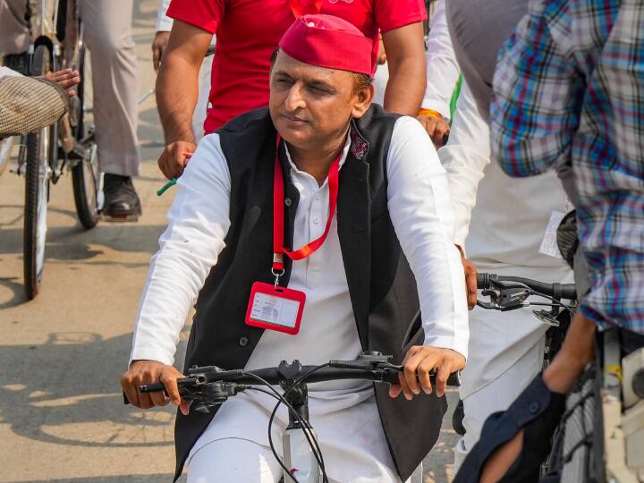 Year Ender 2023 Samajwadi party crown on Akhilesh head now along with uncle Ram Gopal Shivpal Yadav also has faith Year Ender 2023: अखिलेश के सिर सपा का ताज, अब चाचा रामगोपाल के साथ शिवपाल यादव का भी विश्वास, नई राह पर पार्टी