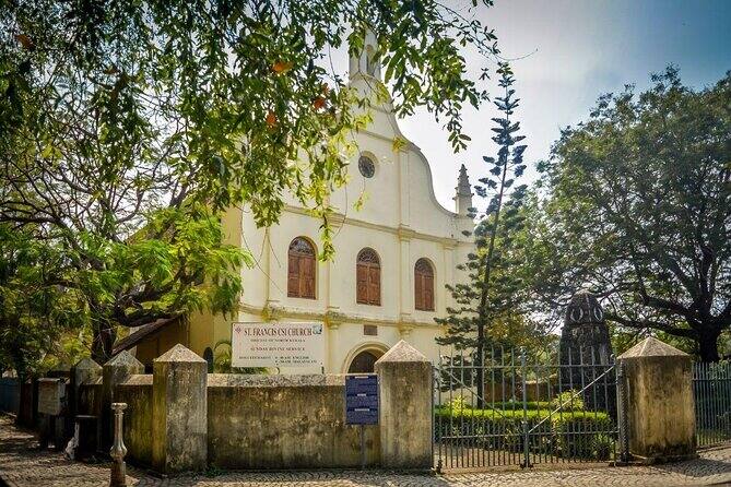 কোচির সেন্ট ফ্রান্সিস চার্চকে ভারতের প্রথম ইউরোপীয় চার্চ বলে মনে করা হয়। কথিত আছে যে মহান পর্তুগিজ নাবিক ভাস্কো-দা-গামাকে ১৫০৩ সালে নির্মিত এই চার্চে তার মৃত্যুর পর সমাহিত করা হয়েছিল।