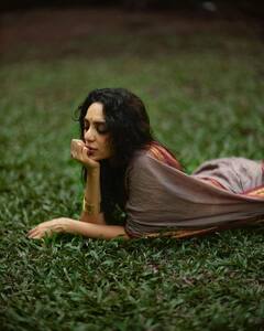 Sobhita Dhulipala : నేత చీర కట్టుకుని.. నేలపై పడుకుని ఫోజులిస్తున్న శోభిత