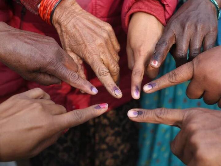 एबीपी न्यूज़ के लिए सी वोटर ने किया है जो 2024 का पहला ओपिनियन पोल है. सर्वे में सभी 543 लोकसभा सीटों पर 13 हजार 115 लोगों से बात की गई है. सर्वे 15 दिसंबर से 21 दिसंबर के बीच किया गया है और इसमें मार्जिन ऑफ एरर प्लस माइनस 3 से प्लस माइनस 5 फीसदी है.